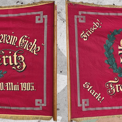 Fahne des Arbeiter Turnvereins Biederitz mit goldener Schrift und Wappen, 1915 gegründet, rote Grundfarbe.