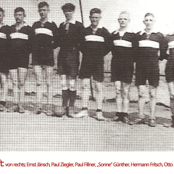 Schwarz-Weiß-Foto einer Fußball-Gründungsmannschaft in einheitlichen Trikots auf einem Platz.