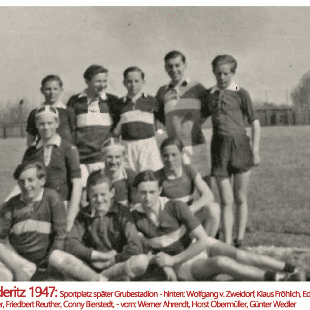 Gruppensfoto einer Fußballmannschaft "A-Jugend Traktor Biederitz" von 1947 auf einem Sportplatz.