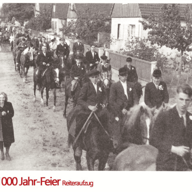 Reiterparade beim 1000-jährigen Jubiläum 1948, mit Menschen zu Fuß und auf Pferden in einer ländlichen Straße.