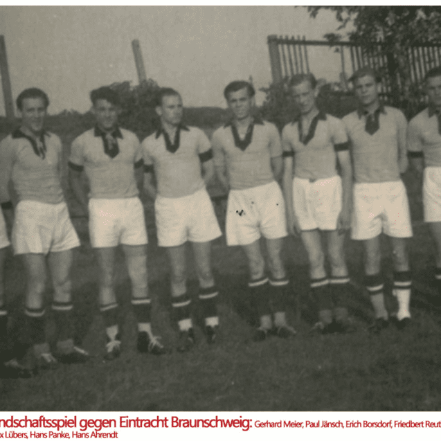 Gruppe von sechs Fußballspielern in Trikots mit Kragen, auf einem Feld stehend, 1950, vor einem Tor.