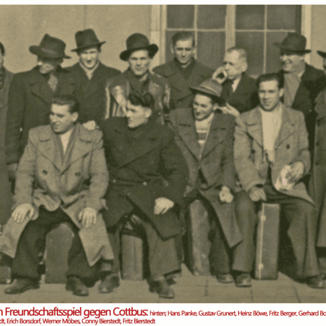 Gruppenfoto von zehn Männern mit Koffern, aufgenommen vor einem Gebäude, datiert 1952, Reise zu einem Freundschaftsspiel.