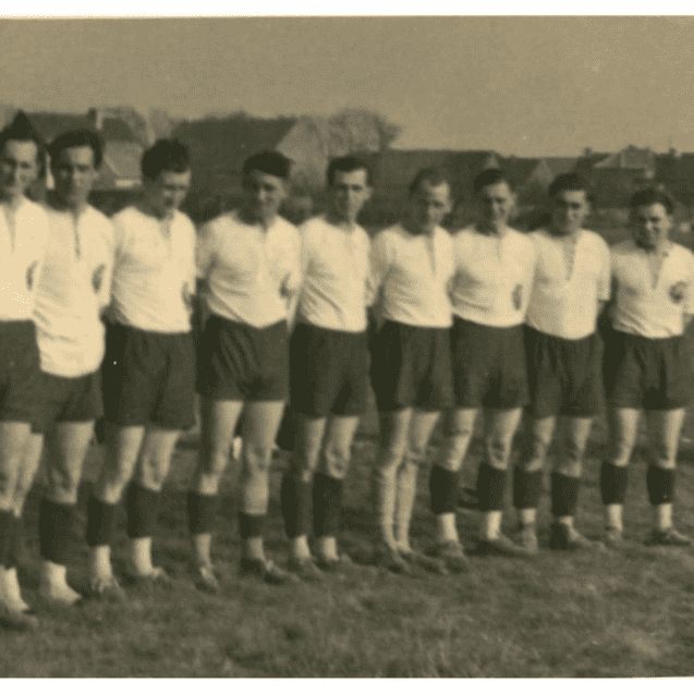 Historisches Schwarzweißfoto einer Fußballmannschaft von 1955, bestehend aus elf Spielern in einheitlichen Trikots.