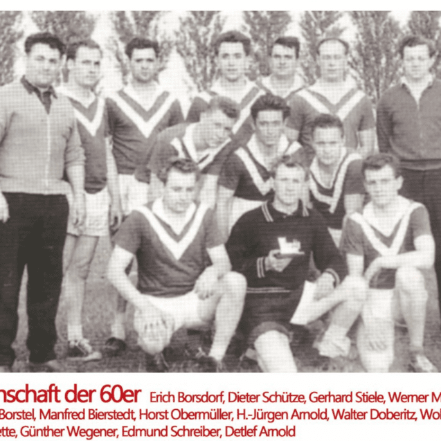 Gruppenfoto einer Sportmannschaft aus den 60er Jahren, bestehend aus insgesamt zwölf Männern in Vereinskleidung.
