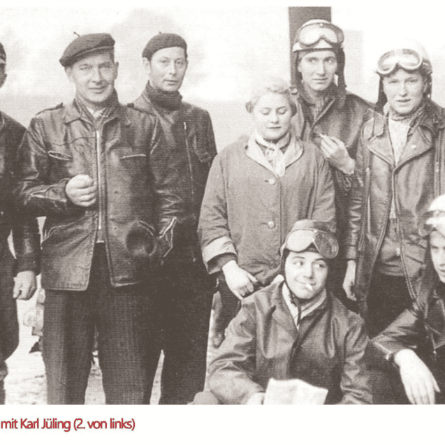 Historisches Rennteam mit Karl Jüling (2. von links), umgeben von sechs weiteren Mitgliedern in Lederjacken und Helmen.
