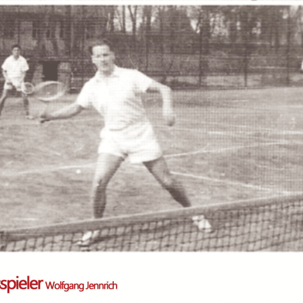 Tennis-Spieler Wolfgang Jennrich schlägt einen Ball auf einem Platz mit einem weiteren Spieler im Hintergrund.