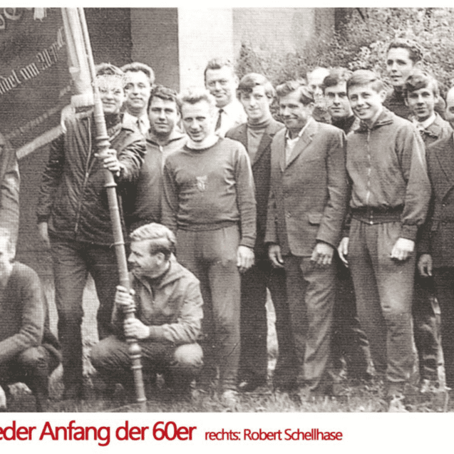 Gruppenfoto von Vereinsmitgliedern der 1960er Jahre mit Fahne, auf einer Wiese.