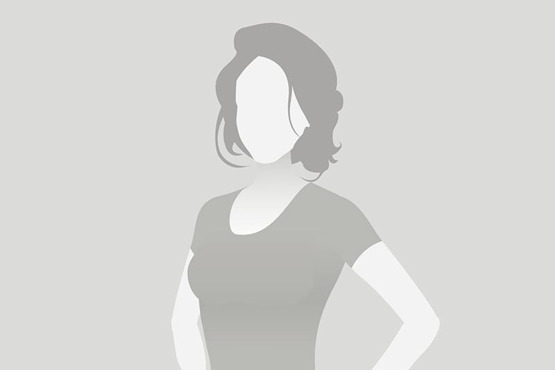 Schlichtes, graues Bild einer Frau in einem T-Shirt mit angeschnittenem Kopf und neutralem Gesichtsausdruck.