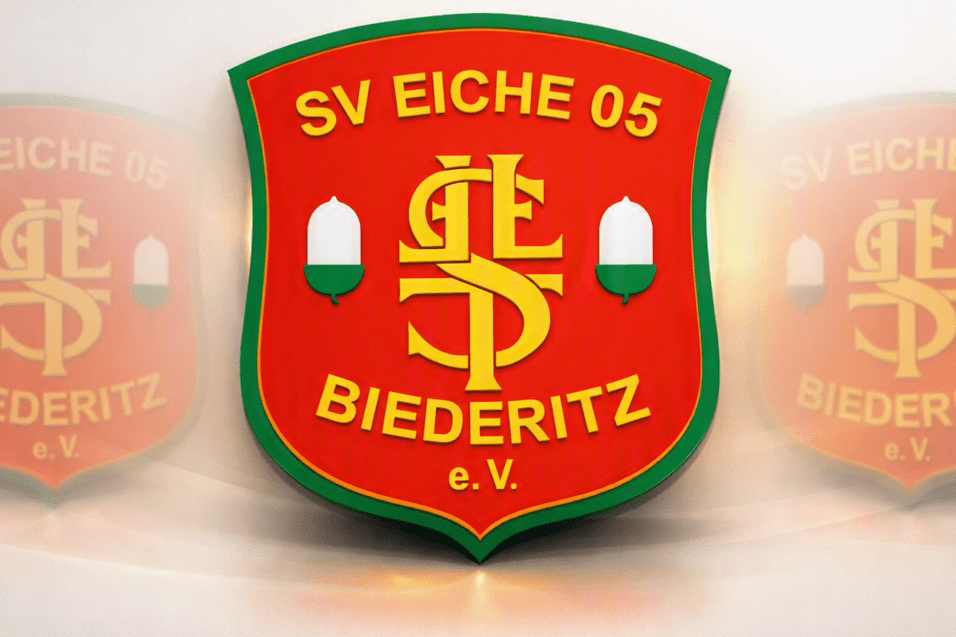 Logo des SV Eiche 05 Biederitz e.V. in rot, mit gr&uuml;ner Umrandung und sportlichen Emblemen.