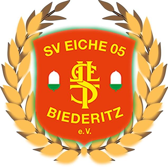 Wappen des SV Eiche 05 Biederitz, umrahmt von einem goldenen Lorbeerkranz auf rotem Hintergrund.