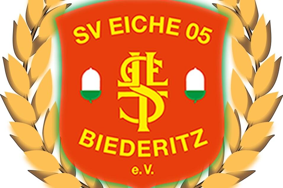 Wappen des SV Eiche 05 Biederitz, umrahmt von einem goldenen Lorbeerkranz auf rotem Hintergrund.