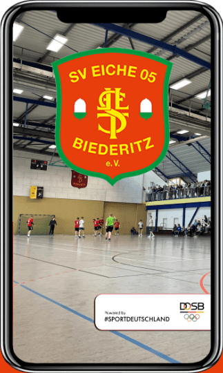 Smartphone zeigt ein Sportspiel in einer Halle, mit Vereinslogo von SV Eiche 05 Biederitz und QR-Code f&uuml;r die App.