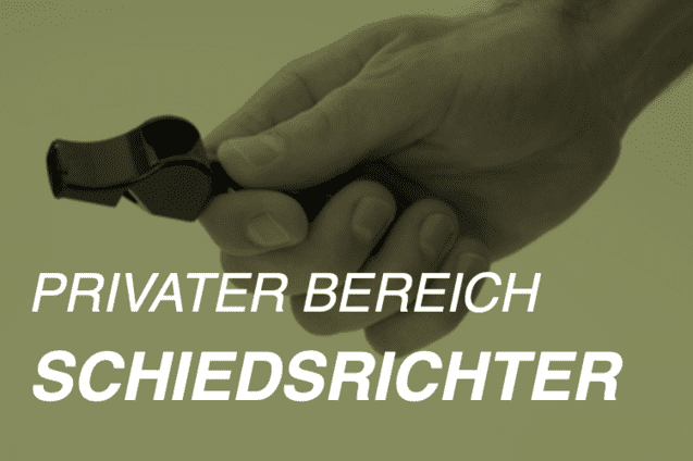 Hand h&auml;lt einen schwarzen Schiri-Pfiff, im Hintergrund graue Farbt&ouml;ne und Text: &bdquo;Privater Bereich Schiedsrichter&ldquo;.