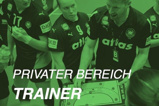 Trainer erkl&auml;rt Spieltaktiken einer Handballmannschaft im Teamkreis w&auml;hrend eines Spiels.