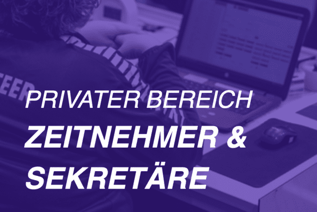 Nahaufnahme eines Zeitnehmers mit Laptop und Schreibutensilien an einem Tisch, beschriftet &bdquo;Privater Bereich&ldquo;.