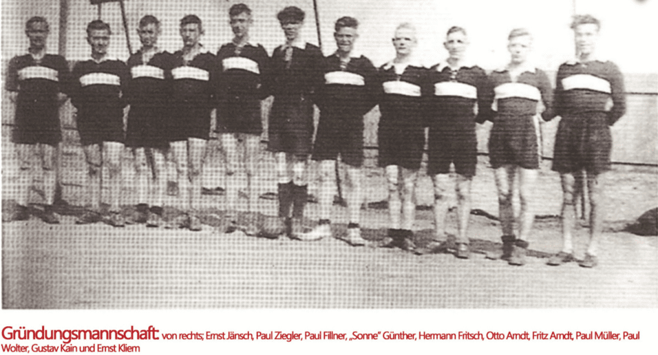 Schwarz-weiß Foto einer Sportmannschaft mit 11 Spielern in uniformer Bekleidung auf einem Sportplatz.