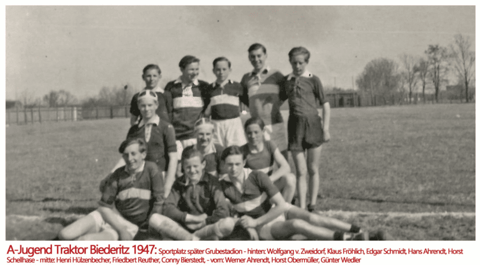 Gruppenfoto der A-Jugendmannschaft Traktor Biederitz von 1947 auf einem Sportplatz, in sportlicher Kleidung.