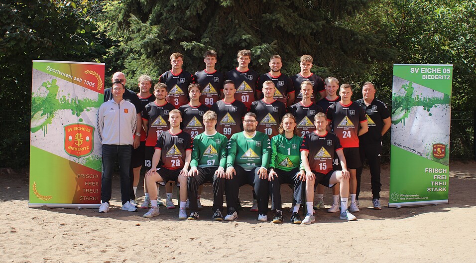 Mannschaftsfoto der Jugendmannschaft des SV Eiche 05 Biederitz mit Trainern und Spielern in einheitlichen Trikots auf Sandplatz.