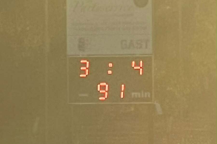Ergebnisanzeige eines Fu&szlig;ballspiels: 3:4, 91. Minute, mit unscharfem Hintergrund und Sonne im Bild.
