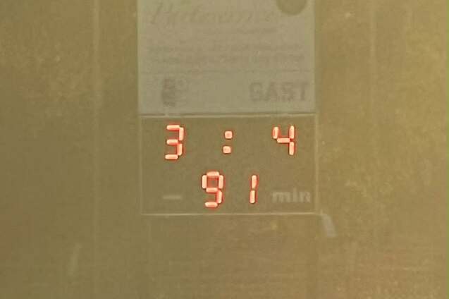 Ergebnisanzeige eines Fu&szlig;ballspiels: 3:4, 91. Minute, mit unscharfem Hintergrund und Sonne im Bild.