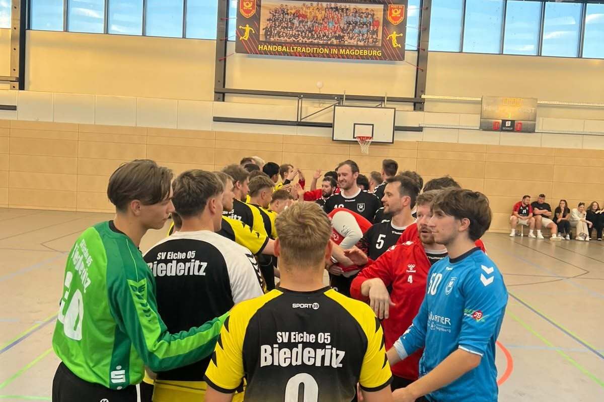 Zwei Handballmannschaften stehen sich in der Halle gegen&uuml;ber und sch&uuml;tteln sich die H&auml;nde.