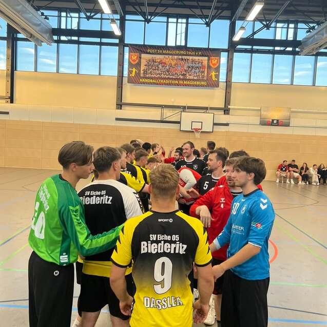 Zwei Handballmannschaften stehen sich in der Halle gegen&uuml;ber und sch&uuml;tteln sich die H&auml;nde.
