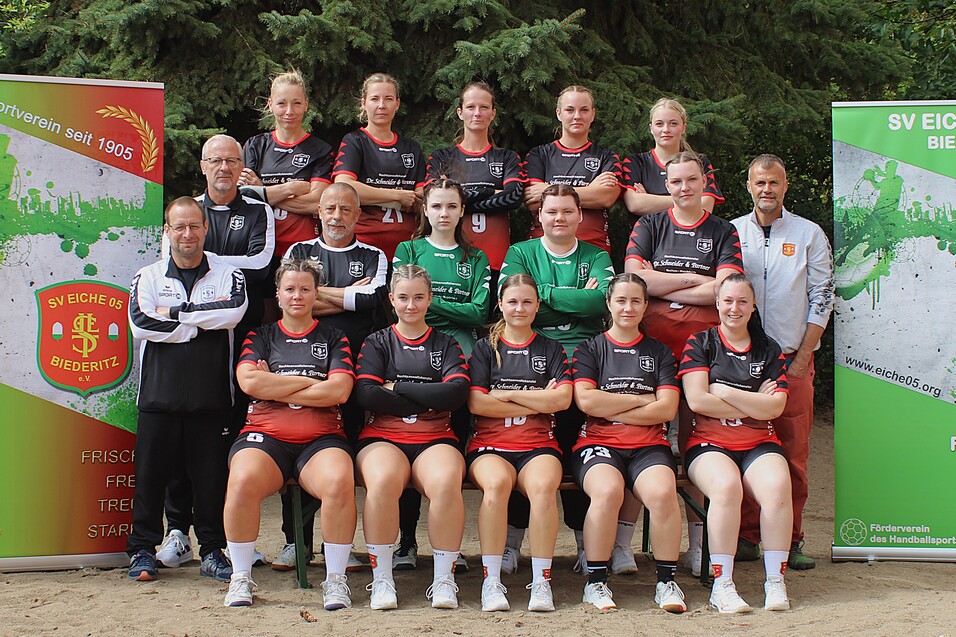 Mannschaftsfoto der Damenmannschaft von SV Eiche 05 Biederitz, umgeben von Vereinsbanner im Freien.