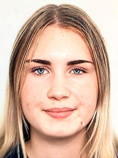 Portr&auml;t einer jungen Frau mit langen blonden Haaren und blauen Augen vor einem neutralen Hintergrund.