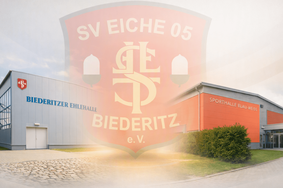 Geb&auml;ude der Biederitzer Erhehalle und Sporthalle Bau Weiss mit Vereinslogo im Vordergrund auf klarem Himmelshintergrund.