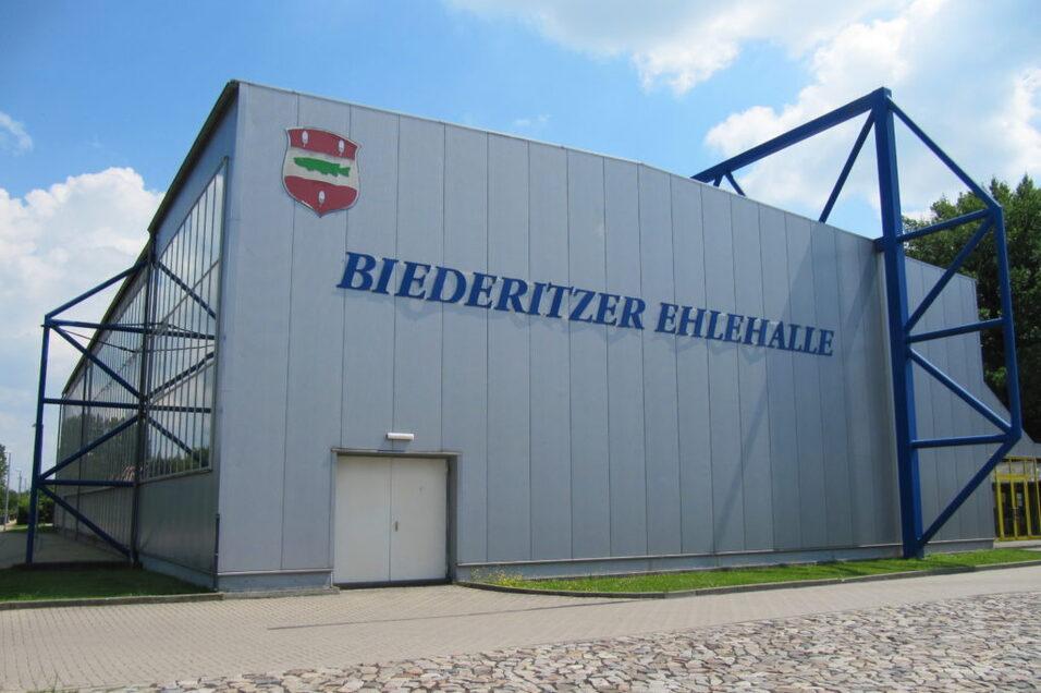 Fassade der Biederitzer Ehlehalle mit gro&szlig;er Beschriftung und modernen Architekturdetails.