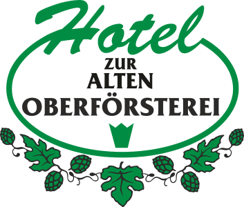 Logo des Hotels zur Alten Oberf&ouml;rsterei mit gr&uuml;ner Schrift und Traubenmotiv.